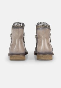 Bottines en cuir gris avec un poignet argenté texturé, fermetures éclair sur les côtés et un petit talon en bois. Couture détaillée à l'arrière.