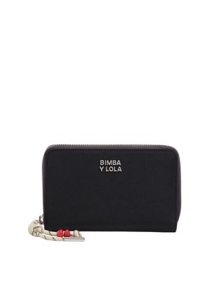 Cartera negra con cremallera alrededor y logo plateado "BIMBA Y LOLA", con cordón blanco y negro con cuentas rojas sujetas al tirador de la cremallera.