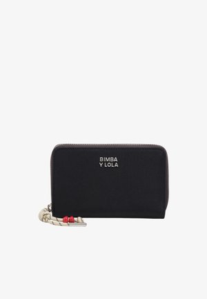 Cartera negra con cremallera alrededor y logo plateado "BIMBA Y LOLA", con cordón blanco y negro con cuentas rojas sujetas al tirador de la cremallera.