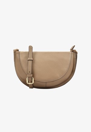 Beige leren handtas met een gebogen vorm, verstelbare schouderriem, hardware in gouden tint en gestikte accenten. Ritssluiting aan de bovenkant.