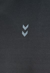 Twee naar beneden wijzende lichtgrijze pijlen gecentreerd op donkergrijs textuurstof.