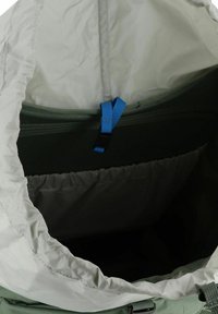 Zöld hátizsák belső terével, világosszürke béléssel. Kék húzófüllel rendelkezik, sima tapintású, a tartósság és a funkcionalitás jegyében tervezve.