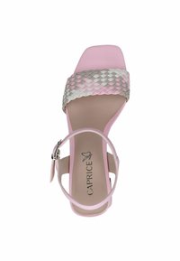 Sandalia de tacón rosa con parte superior trenzada en rosa claro y blanco. Presenta una punta cuadrada y una correa en el tobillo con hebilla plateada.