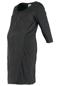 Robe de maternité noire avec manches trois-quarts et fermeture éclair à l'avant, ajustée pour accueillir le ventre de grossesse.