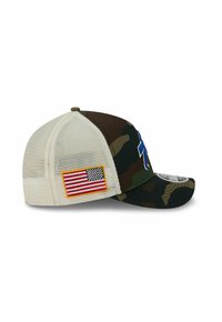 Tarnkappen mit einem beigen Mesh-Rücken. Auf der Vorderseite befindet sich ein blau gesticktes Design und ein Patch mit der amerikanischen Flagge an der Seite.