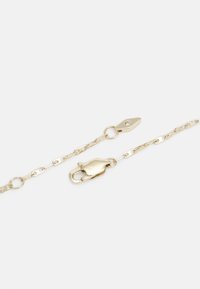 Braccialetto in metallo dorato con catena a maglie allungate, chiusura a moschettone e un piccolo elemento decorativo con un accento di strass.