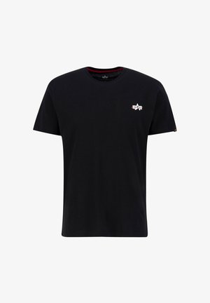 Fekete pamut póló, kerek nyakkivágással. A bal mellen egy kis, fehér és piros hímzett logó található. Rövid ujjú, normál szabású.