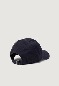 Căciulă de baseball din bumbac navy, cu un bor curb, curea ajustabilă cu cataramă din metal și găuri de ventilație coapte pe laterale.