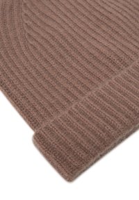 Bruine geribbelde gebreide muts met een zachte textuur, voorzien van een omgeslagen boord en een gladde afwerking. De stof lijkt dik en warm.