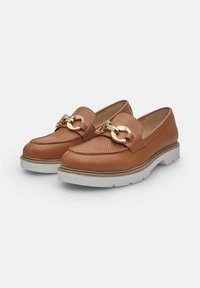 Brune læder loafers med perforeret tekstur, guld kædeaccent foran og hvid gummisål. Rund tådesign.