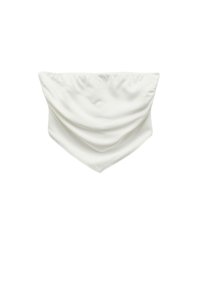 Witte zachte stof nek gaiter met een lichte plooien, driehoekige vorm hangend tegen een witte achtergrond, geschikt als gezichtsbescherming.