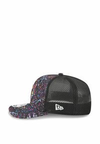 Schwarze Kappe mit einem Spritzfarbenmuster in Pink, Blau und Gelb. Verfügt über einen gebogenen Schirm und einen schwarzen Netzrücken. Besticktes Logo an der Seite.
