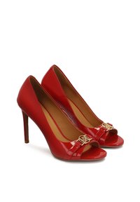 Sandale cu toc înalt din piele patent roșie, cu un design elegant, vârf ascuțit și un accent cu logo auriu pe curea. Toc stiletto.