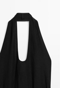 Schwarzes Halterneck-Oberteil aus leichtem Stoff, mit einem tiefen Ausschnitt und fließender Silhouette. Minimalistisches Design ohne zusätzliche Muster.