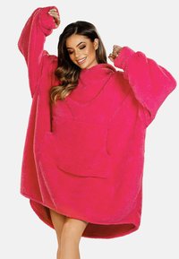 Przesadzony różowy polarowy hoodie z kieszenią kangurką, długimi rękawami i zaokrąglonym dołem, charakteryzujący się miękką, puszystą teksturą.