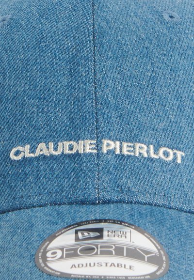 Denimkék baseball sapka állítható pánttal. Jellemzője a fehér hímezett szöveg: "CLAUDIE PIERLOT", valamint egy kerek logócímke a karimán.