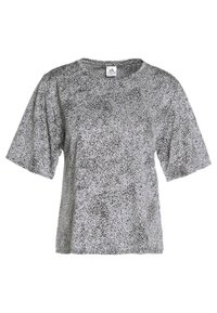 Szary melanżowy t-shirt z krótkim rękawem o luźnym fasonie, okrągłym dekolcie i subtelnej fakturze. Posiada metkę przy kołnierzu.