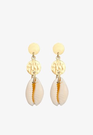 Boucles d'oreilles ton or avec disques ronds martelés et coquillages naturels blancs de cauris suspendus avec intérieurs orange.