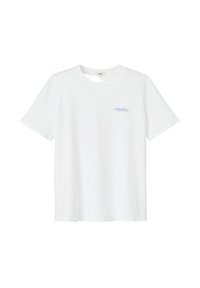 T-shirt en coton blanc avec un col rond et des manches courtes. Présente un texte imprimé bleu et jaune sur le devant. Design simple et décontracté.