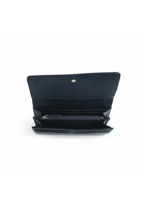 Cartera de cuero azul marino con un diseño plano, cierre de botón dorado, múltiples ranuras para tarjetas, bolsillo con cremallera y textura suave en el interior.