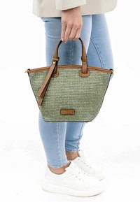 Borsa a tracolla verde testurizzata con manici e dettagli in pelle marrone. Presenta una chiusura superiore e una toppa con logo nella parte anteriore. Forma compatta.