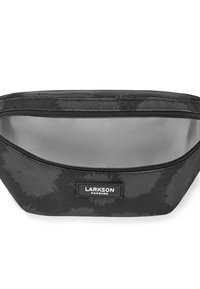 Čierna textilná taška so zipsom na vrchu, s šedým interiérom. Exteriér má jemný vzor batikovania a značkovú visačku s nápisom "LARKSON HAMBURG."