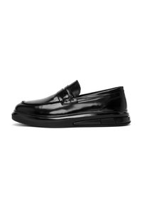 Mocassins en cuir noir avec une finition lisse et brillante, dotés d'une petite sangle décorative et d'une semelle en caoutchouc texturée pour une adhérence et un confort optimal.