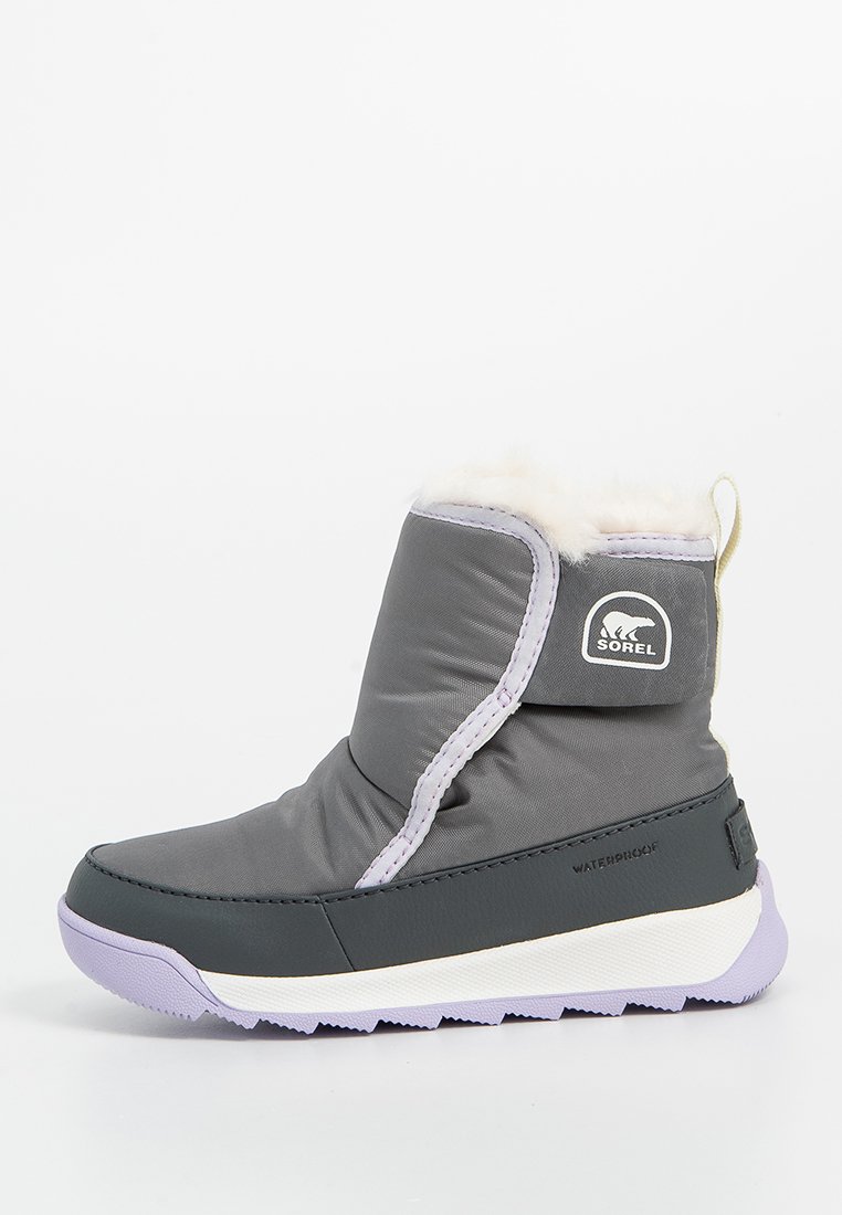 Grauer wasserdichter Stiefel mit einer weichen weißen Kunstfell-Innenseite, einem leicht geschwungenen oberen Rand und einer kontrastierenden lila Sohle sowie Akzenten. Markenlogo sichtbar.