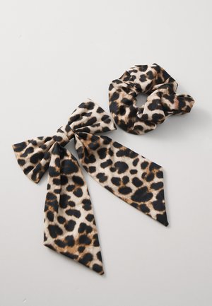 Brosă din satin cu imprimeu leopard, cu cravate lungi și un elastice asortat, prezentând pete negre și maronii pe un fundal bej.