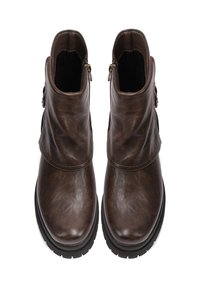 Stivaletti ankle in pelle marrone con risvolto pieghevole, zip laterale e finitura testurizzata. Suola spessa in gomma nera per una maggiore durata.
