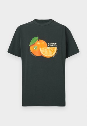 Camiseta negra con gráfico de una naranja entera con hoja, una rodaja de naranja y texto estilizado "NIKE" encima de la fruta.