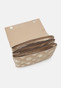 Sac à main beige avec une finition texturée, comprenant trois compartiments et un motif de logo. Fermé par des boutons-pression argentés, design minimaliste.