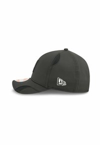 Schwarze Kappe mit gebogenem Schirm, Netzseitenteilen und einem Logopatch. Das Material ist glatt mit genähten Akzenten für Langlebigkeit.