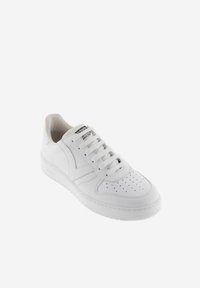 Baskets en cuir blanc avec un bout arrondi, des perforations sur la boîte à orteils et des lacets blancs plats. Design minimaliste sans accents.