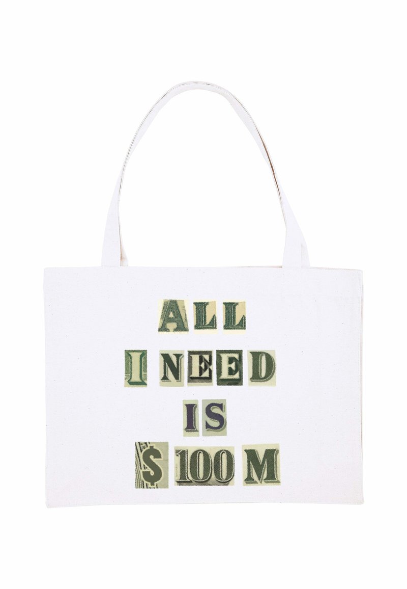 Borsa in cotone bianca con testo stampato in bold: "TUTTO CIÒ DI CUI HO BISOGNO È $100 M" in lettere verdi e nere assortite sul davanti.