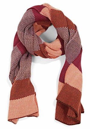 Strikket tørklæde med store diagonale striber i nuancer af rød, bordeaux, orange og pink, foldet til en løkke.