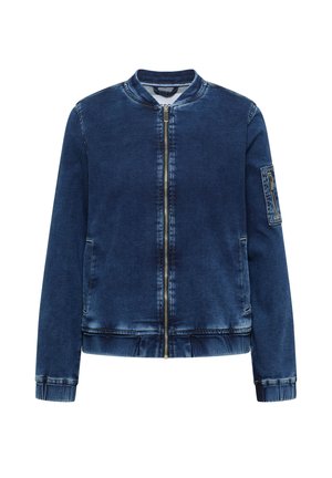 Veste bomber en denim bleu foncé, équipée d'une fermeture éclair à l'avant, de poignets côtelés et de poches latérales. Texture lisse avec une coupe ajustée et une fermeture éclair accentuée.