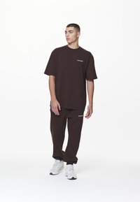 Pegador LOGO TEE - T-shirts - washed oak brown