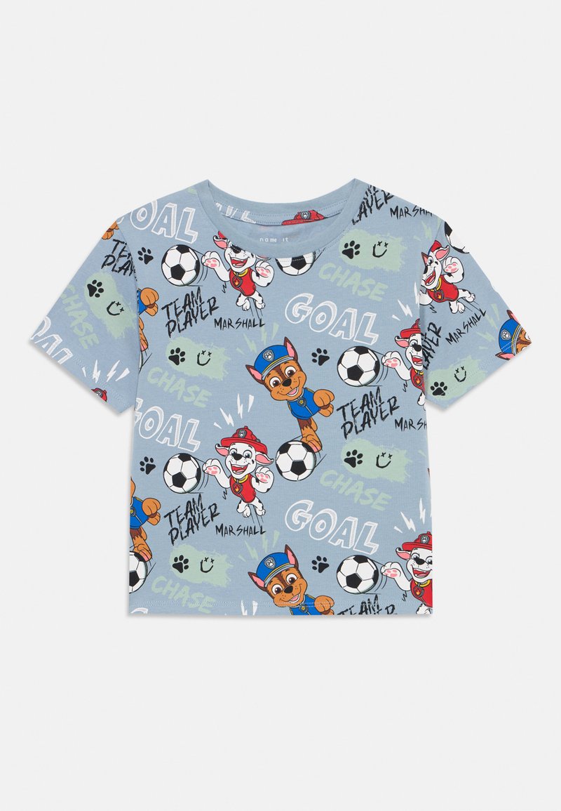 Šviesiai mėlynas trumpomis rankovėmis marškinėliai su žaismingu visų pusių spaudiniu, kuriame pavaizduoti animaciniai šunys, futbolo kamuoliai ir tekstinės frazės. Pagaminta iš medvilnės.