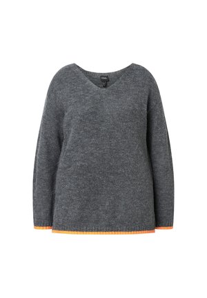 Tummanharmaa V-pääntie pitkähihaisen villapaita, jossa on pehmeä neulepinta ja oranssit yksityiskohdat helman ja hihansuiden ympärillä.