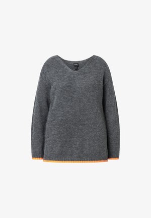 Donkergrijze V-hals lange mouwen trui met een zachte brei-textuur, voorzien van oranje accent langs de onderzoom en mouwkraag.