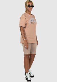 MJ Gonzales INTERNATIONAL X HEAVY OVERSIZED - T-shirt con stampa - amber