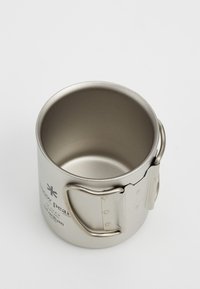 Mug en acier inoxydable de forme cylindrique, finition mate et poignée pliable. Présente un logo imprimé et un intérieur lisse.