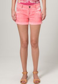 Rosa denimshorts med en urblekt finish, uppvikta fållar och fyra fickor. Tyget har en mjuk textur, perfekt för avslappnad klädsel.