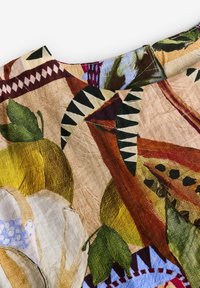 Tissu à motif floral avec des couleurs vives comme le vert, le jaune et le rouge ; texturé avec différents designs de feuilles et de cercles.