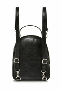 Czarna skórzana plecak z regulowanymi ramiączkami, zaokrąglonym wierzchem, srebrnymi akcentami metalowymi i gładką teksturą. Kieszeń na zamek po boku.