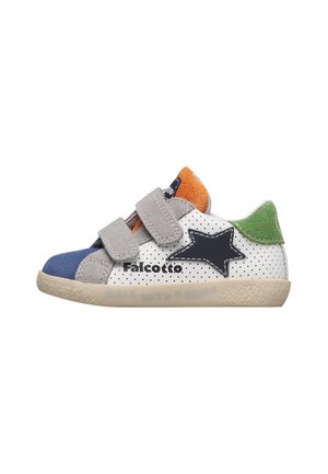 Kindersneaker met witte geperforeerde zijkanten, grijze riemen, blauwe neus, oranje tong, groene hiel en zwart sterdetail.