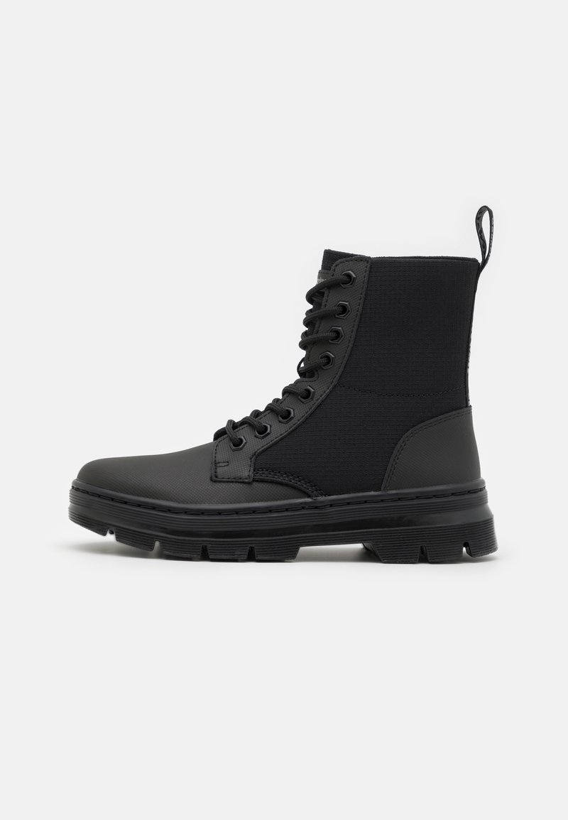 Botte montante noire à lacets avec semelle texturée, panneaux en tissu et cuir, et languette au talon, vue de côté extérieur.