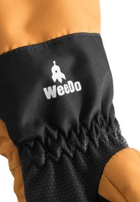 Gants imperméables avec une partie supérieure orange, un bas noir à surface texturée, un poignet froncé et un logo blanc avec le texte "Wee00."