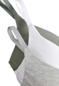 Tres bralettes en colores variados: verde oscuro, blanco y gris jaspeado. Hechos de tela suave con tirantes ajustables y diseños sin costuras.